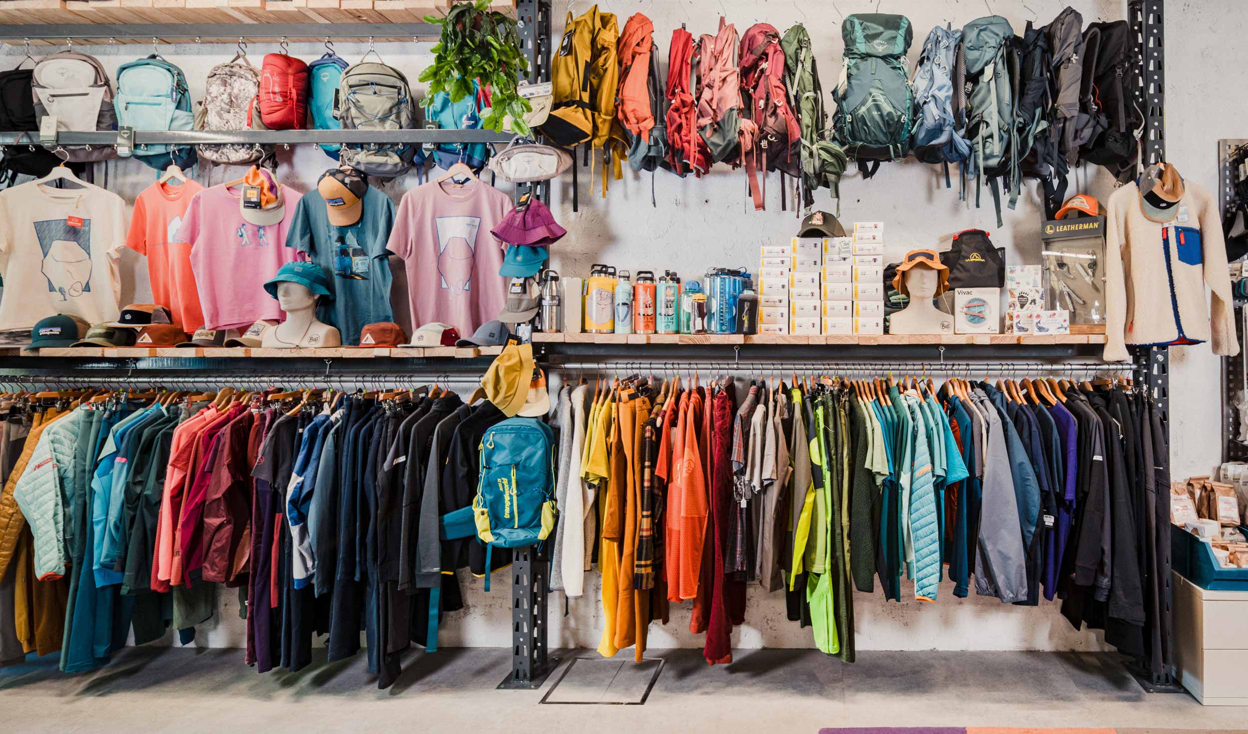 estanterías de ropa deportiva